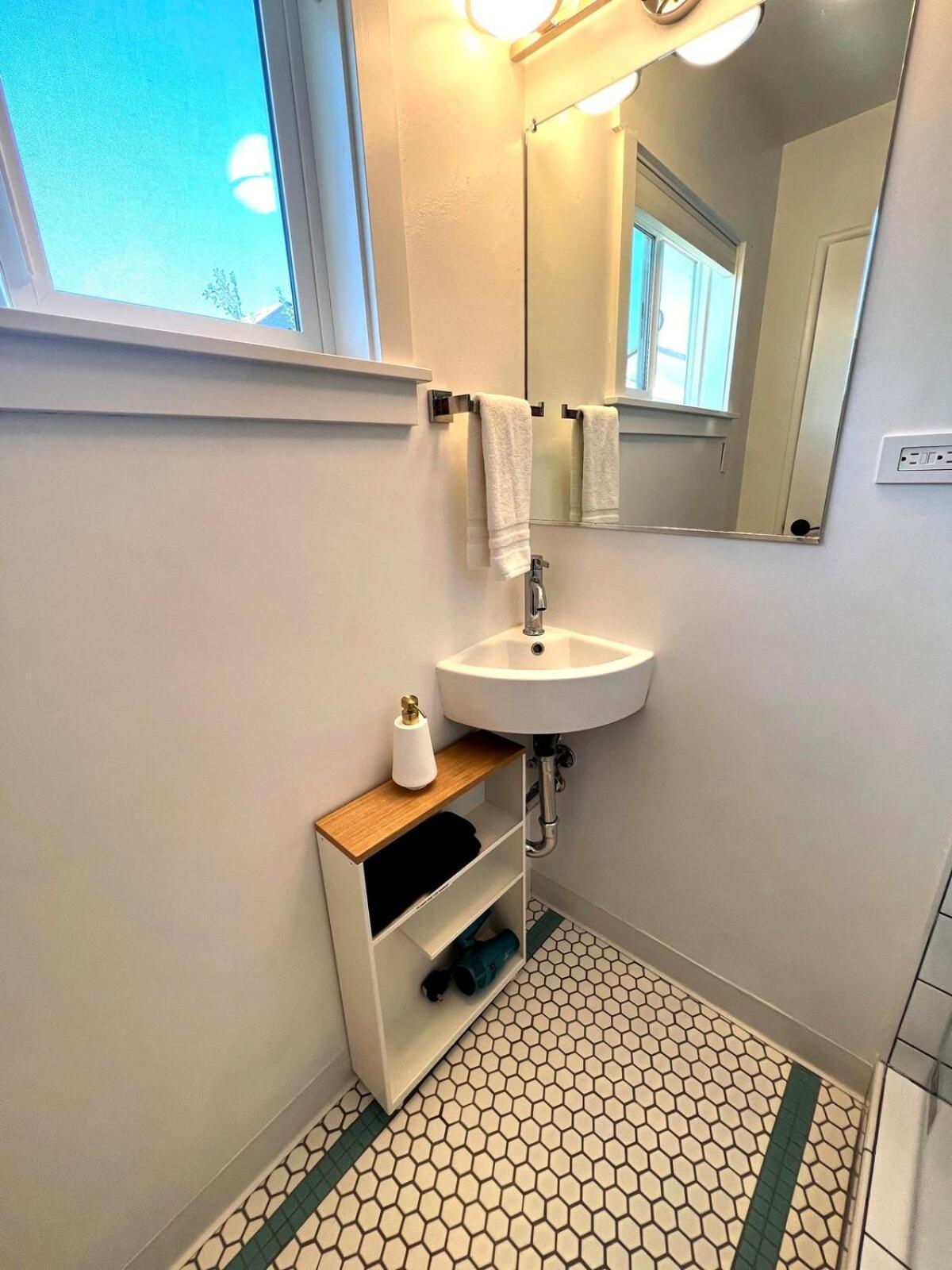 Urban Luxe Retreat L King Bed L Kitchenette Apartment
