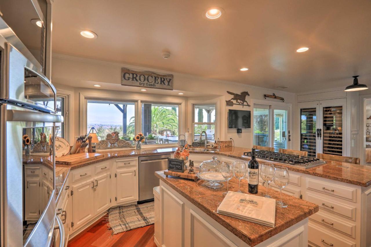 Peaceful Ranch And Vineyard View, Pool Access Holiday home *